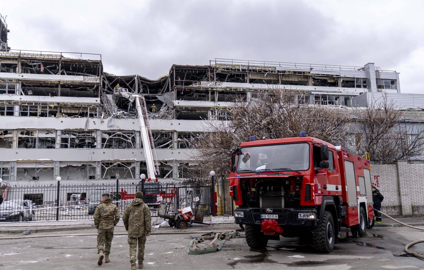Guerre en Ukraine : Une personne tuée et les bureaux des chaînes publiques bombardés à Kiev thumbnail