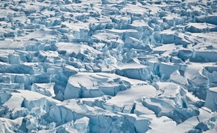 Des crevasses dans le glacier de l'île du Pin, dans l'Antarctique.
