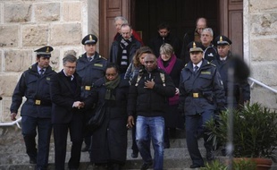 L'exploration en profondeur de l'épave du Concordia a repris dimanche alors qu'une messe a eu lieu en mémoire des victimes et que la liste des disparus du naufrage pourrait s'allonger, une Hongroise non enregistrée étant réclamée par sa famille.