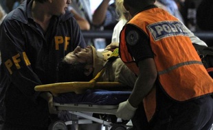 Des images amateurs diffusées sur des chaînes de télévision locales montraient des passagers prisonniers des tôles, tentant de s'extirper de wagons bleu et blanc siglés TBA accidentés.