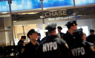 Des policiers près du lieu de l'attaque qui a fait 8 morts dans le sud de Manhattan, le 31 octobre 2017.