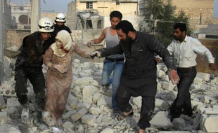 Une habitante de la ville d'Alep est secourue après des frappe aérienne des forces du régime de Bachar al-Assad, le 10 avril 2016
