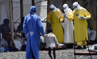 Des membres de Médecins sans Frontières s'occupent de malades touchés par le virus Ebola à Monrovia, la capitale libérienne, le 27 septembre 2014