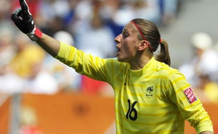 La gardienne de but de l'équipe de France, Bérangère Sapowicz, lors d'un match de la Coupe du monde féminine contre le Nigéria, le 26 juin 2011 à Sinsheim, en Allemagne.
