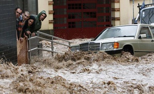 Des pluies torrentielles ont fait plusieurs dizaines de mort dans l'île portugaise de Madere le 20 février 2010.