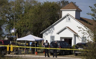 Les enquêteurs sur la scène de crime après la fusillade du Texas