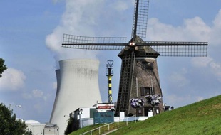 Le directeur de l'Agence fédérale belge de contrôle nucléaire (AFCN) Willy de Roovere s'est déclaré "sceptique" vendredi quant à la possibilité de relancer le réacteur numéro 3 de la centrale nucléaire de Doel, près d'Anvers, à l'arrêt depuis la découverte d'anomalies dans sa cuve.