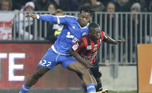 Michy Batshuayi à la lutte avec Nampalys Mendy à Nice le 14 février 2016