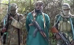 Photo non datée d'Abubakar Shekau (centre), le leader du groupe islamiste nigérian Boko Haram.