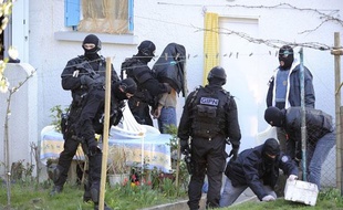 Des membres du GIPN après un coup de filet dans les milieux islamistes, à Couëron (Loire-Atlantique), le 30 mars 2012.