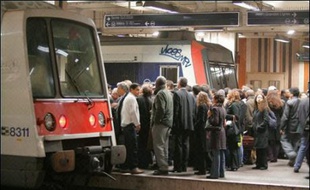 L'avant-projet de loi-cadre sur un service minimum dans les transports présenté jeudi aux partenaires sociaux n'a pas convaincu les syndicats qui estiment qu'il risque de mettre à mal le droit de grève.