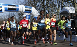 Les concurrents du marathon de Paris au départ, le 2 mars 2014.