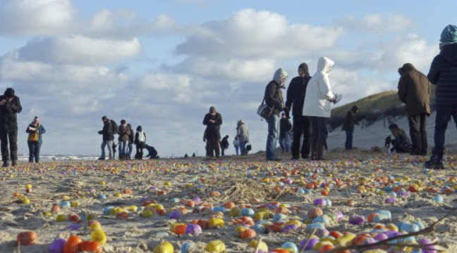 VIDEO. Des milliers d’oeufs surprise s’échouent sur une plage allemande
