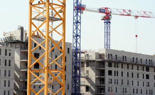 Le plongeon des mises en chantier de logements neufs et des attributions de permis de construire s'est accentué en fin d'année en France, laissant augurer une nouvelle aggravation de la crise immobilière en 2013.