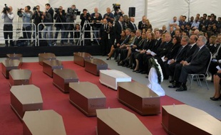 Les cercueils de 24 migrants morts en mer à l'hôpital Mater Dei de Malte le 23 avril 2015