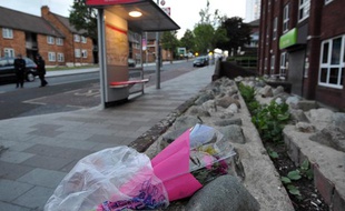 Des fleurs ont été déposées sur le lieu où un soldat britannique a été sauvagement tué par deux homme, à Woolwich, près de Londres, le 22 mai 2013.
