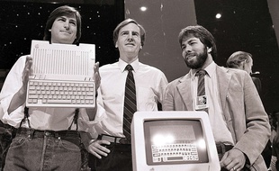 Steve Jobs, président d'Apple Computers, John Sculley, président et PDG, et Steve Wozniak, co-fondateur d'Apple, le 24 avril 1984