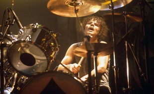 Le batteur Phil Taylor sur scène avec Motörhead en 1981.