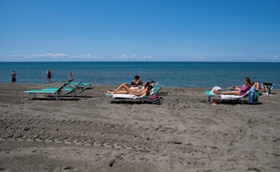 Des Italiens sur une plage privée de Fregene, en Italie.