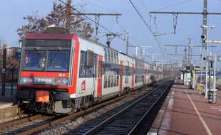 Un groupe d'une vingtaine de jeunes a attaqué une rame du RER D samedi au niveau de la gare de Grigny-Centre dans l'Essonne, agressant plusieurs passagers, a-t-on appris lundi de sources concordantes.