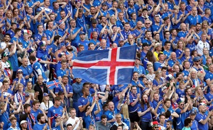 Les supporteurs Islandais pendant le match contre la Hongrie
