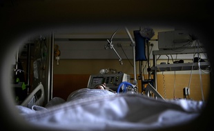 Un patient atteint du Covid-19 sous assistance respiratoire à l'Hôpital prive à Antony, en banlieue parisienne.