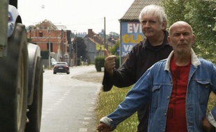 Jean-Marc Rouillan devant Noël Godin, dans le film « Faut savoir se contenter de beaucoup ».