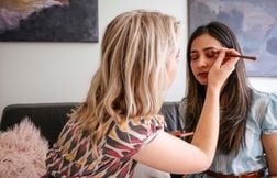 La nouvelle lubie make-up sur TikTok ? Avoir l'air épuisé