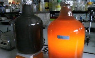 Capture d'écran d'un reportage de Reuters sur un bioréacteur pour générateur électrique utilisant des déchets toxiques comme carburant, à l'Argonne national laboratory (Etats-Unis).