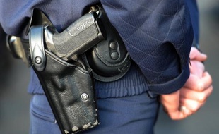 Un homme pouvant être armé s'est retranché dans un hôtel mercredi matin, à Paris dans le XVIIème arrondissement, et la brigade de recherche et d'intervention (BRI - "anti-gang") était sur place peu avant 11h00, a-t-on appris de source policière.