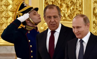 Le ministre russe des Affaires étrangères Sergei Lavrov et le président russe Vladimir Poutine au Kremlin à Moscou, le 20 avril 2016