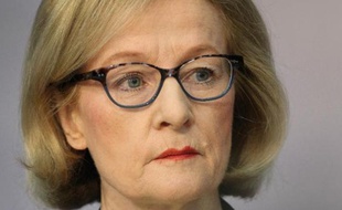 Danièle Nouy, la présidente du superviseur bancaire européen (MUS) de la Banque Centrale Européenne (BCE), à une conférence de presse à Francfort le 26 octobre 2014