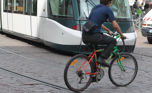 Illustration. Vélo et tram. Strasbourg le 18 09 2012.