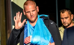 Spencer Stone, l'un des héros américains de l'attaque du Thalys, sort de l'hôpital le 22 août 2015.