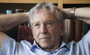 Amos Oz dans sa maison à Tel Aviv en 2015.