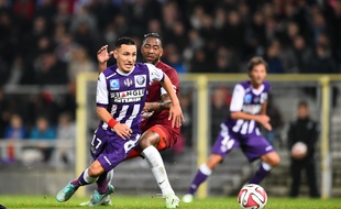 Le milieu offensif du TFC Adrien Regattin contre Metz lors d'un match de Ligue 1 au Stadium de Toulouse, le 8 novembre 2014.