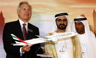 Présentation d'une maquette du nouveau Boeing 777X par le PDG de l'avionneur américain, Jim McNerney (g), le 17 novembre 2013 au salon de Dubaï