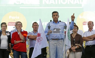 Xavier Beulin, le patron de la FNSEA devant des milliers d'agriculteurs lors d'une manifestation à Paris, le 3 septembre 2015
