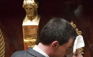 Manuel Valls s'éponge après son passage à la tribune de l'Assemblée nationale le 19 février 2015