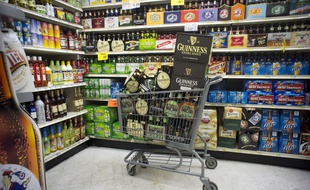 Des bières en vente dans un supermarché. Illustration.