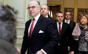 Bernard Cazeneuve (g), ministre de l'Intérieur, le 3 février 2016 à Paris