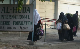Des étudiantes arrivent à l'institut Al-Huda à Multan au Pakistan, le 7 décembre 2015