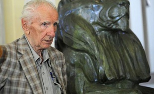 De nouvelles preuves suggérant que le criminel de guerre nazi présumé, le Hongrois Laszlo Csatary, a été condamné à 20 ans de prison à la fin de la Seconde Guerre mondiale en 1945 mais a ensuite pris la fuite, ont été découvertes, a annoncé dimanche un historien.