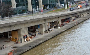 Des sans-domicile sur les bords de la Seine à Paris, le 26 décembre 2012