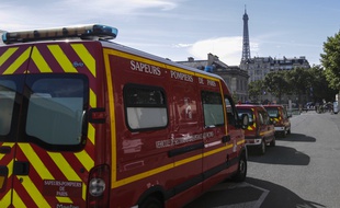 Dix anciens membres des sapeurs pompiers de Paris comparaissent pour des violences volontaires et agressions sexuelles.