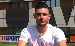 Le Marseillais Rémy Cabella n'a pas choisi le bon tee-shirt pour s'adresser aux supporters.