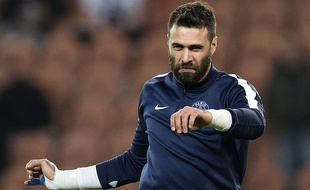 Salvatore Sirigu s'échauffe avant le match entre le PSG et Saint-Etienne le 16 décembre 2015.