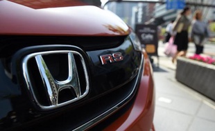 Une voiture Honda exposée au siège du constructeur le 28 avril 2015 à Tokyo