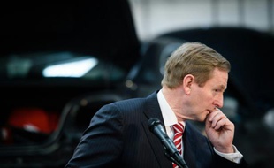 Le Premier ministre irlandais et leader du parti Fine Gael, Enda Kenny, lors d'une conférence de presse à Finglas, au nord de Dublin, le 23 février 2016