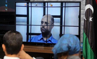 Des journalistes suivent la retransmission de l'interrogatoire de Seif al-Islam Kadhafi, interné dans la prison de Zentan lz 27 avril 2014